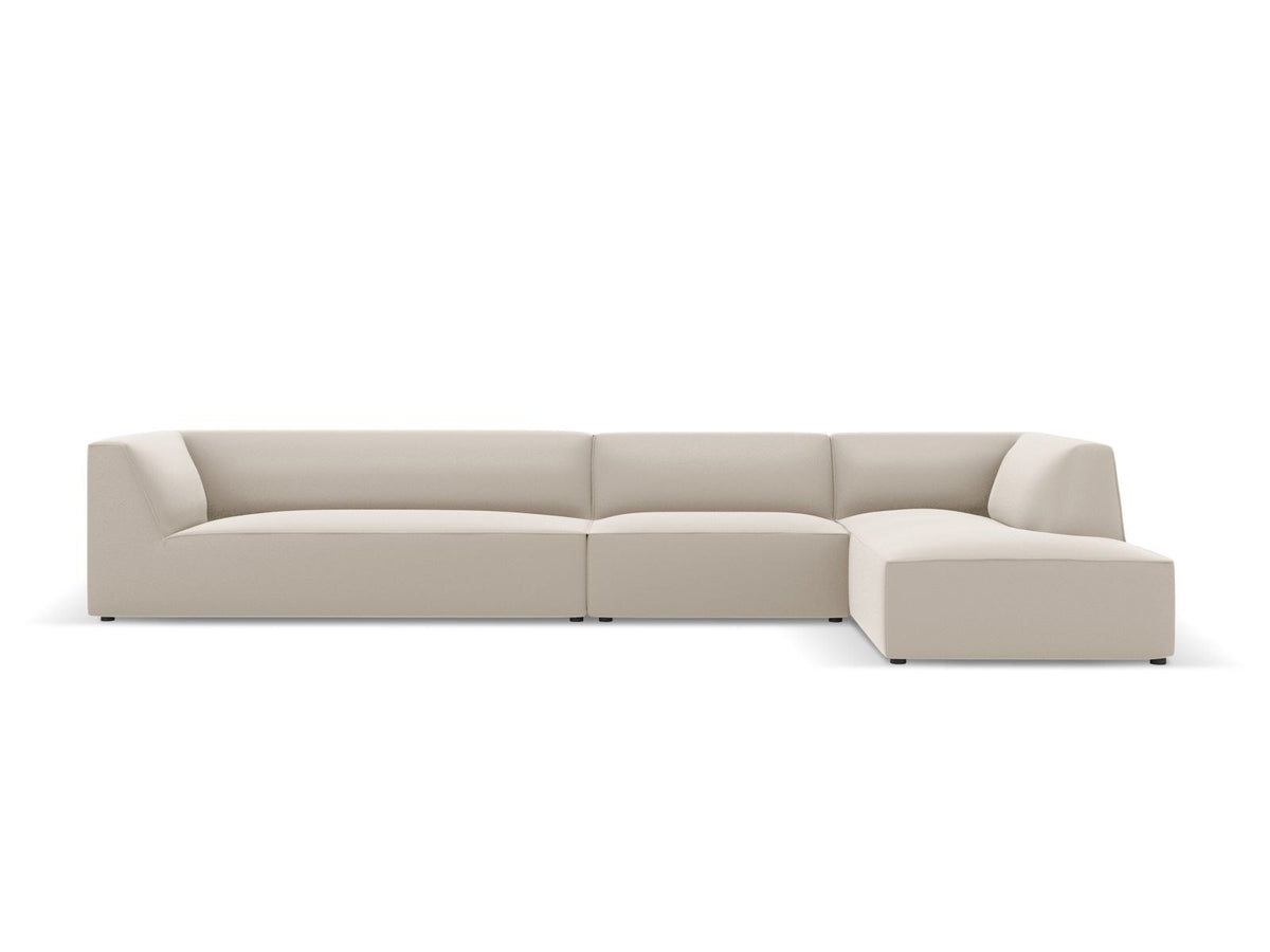 Modulares Ecksofa Siena mit Kunstlederbezug in Light Beige, rechte Ausrichtung, 5-Sitzer Form mit Récamiere und Kunststoffbeinen.