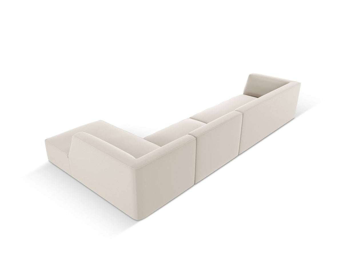 Modulares Ecksofa Siena mit Kunstlederbezug in Light Beige, rechte Ausrichtung, 5-Sitzer Form mit Récamiere und Kunststoffbeinen.