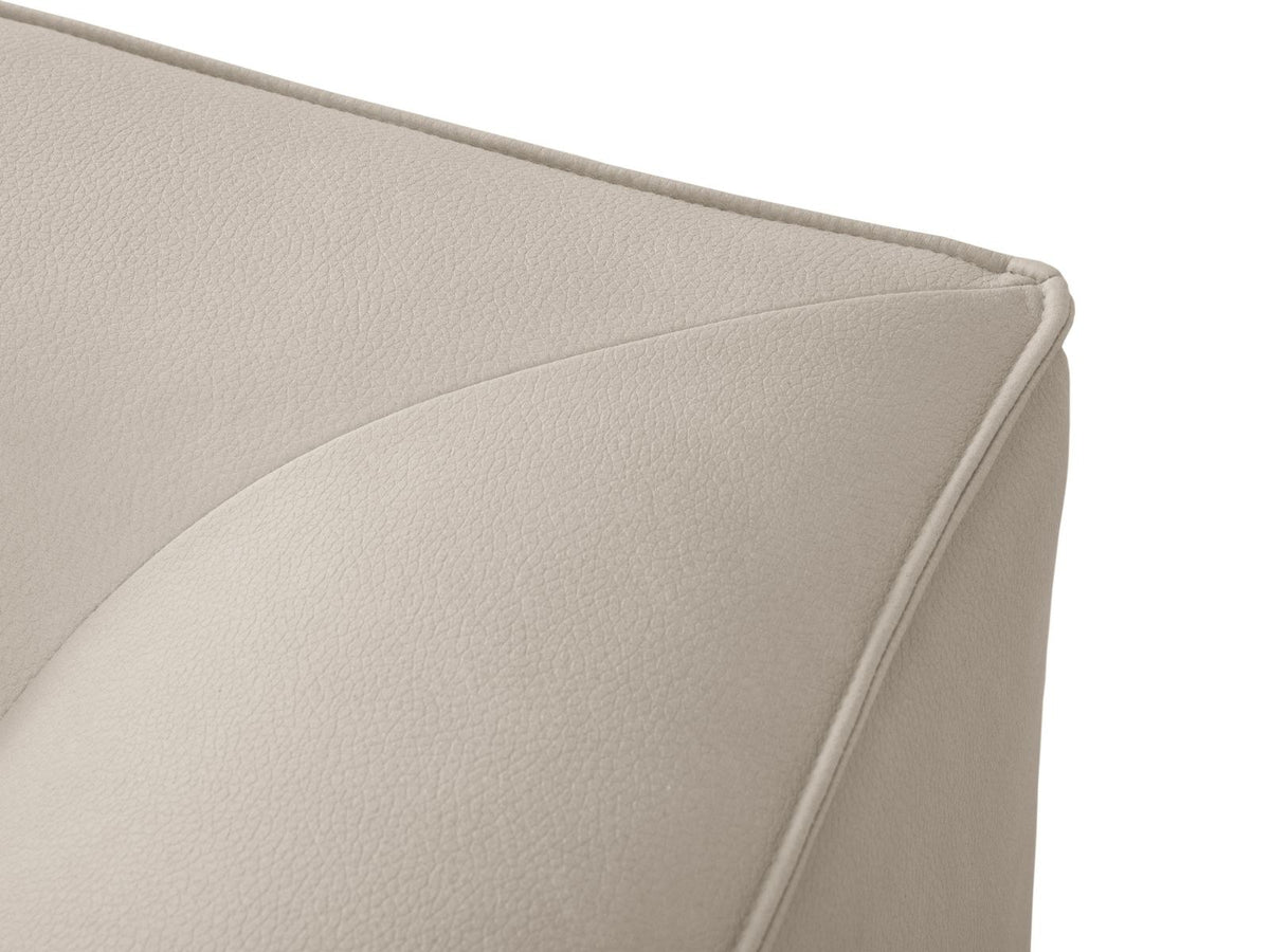 Modulares Ecksofa Siena mit Kunstlederbezug in Light Beige, rechte Ausrichtung, 5-Sitzer Form mit Récamiere und Kunststoffbeinen.
