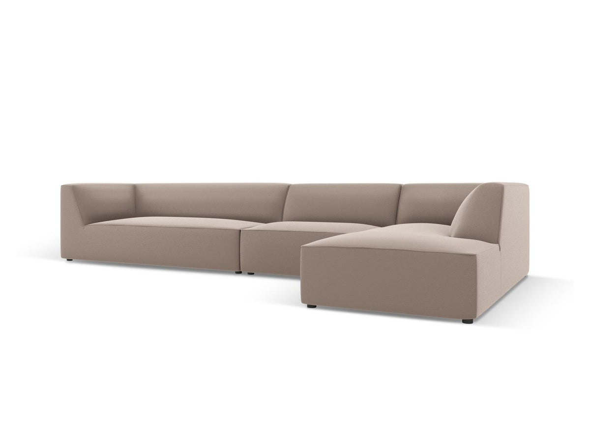 Modulares Ecksofa Siena mit Kunstlederbezug in Light Beige, rechte Ausrichtung, 5-Sitzer Form mit Récamiere und Kunststoffbeinen.
