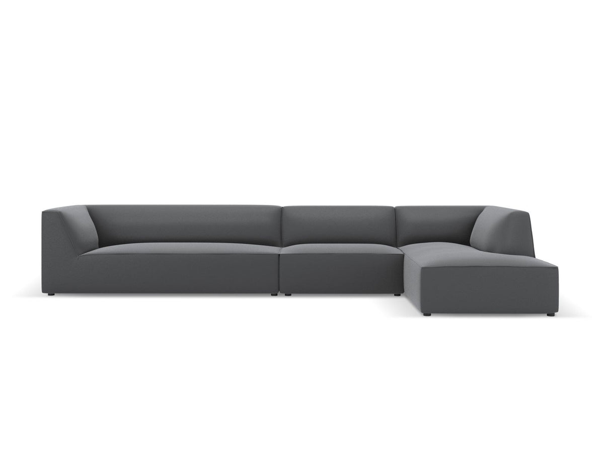 Modulares Ecksofa Siena mit Kunstlederbezug in Light Beige, rechte Ausrichtung, 5-Sitzer Form mit Récamiere und Kunststoffbeinen.