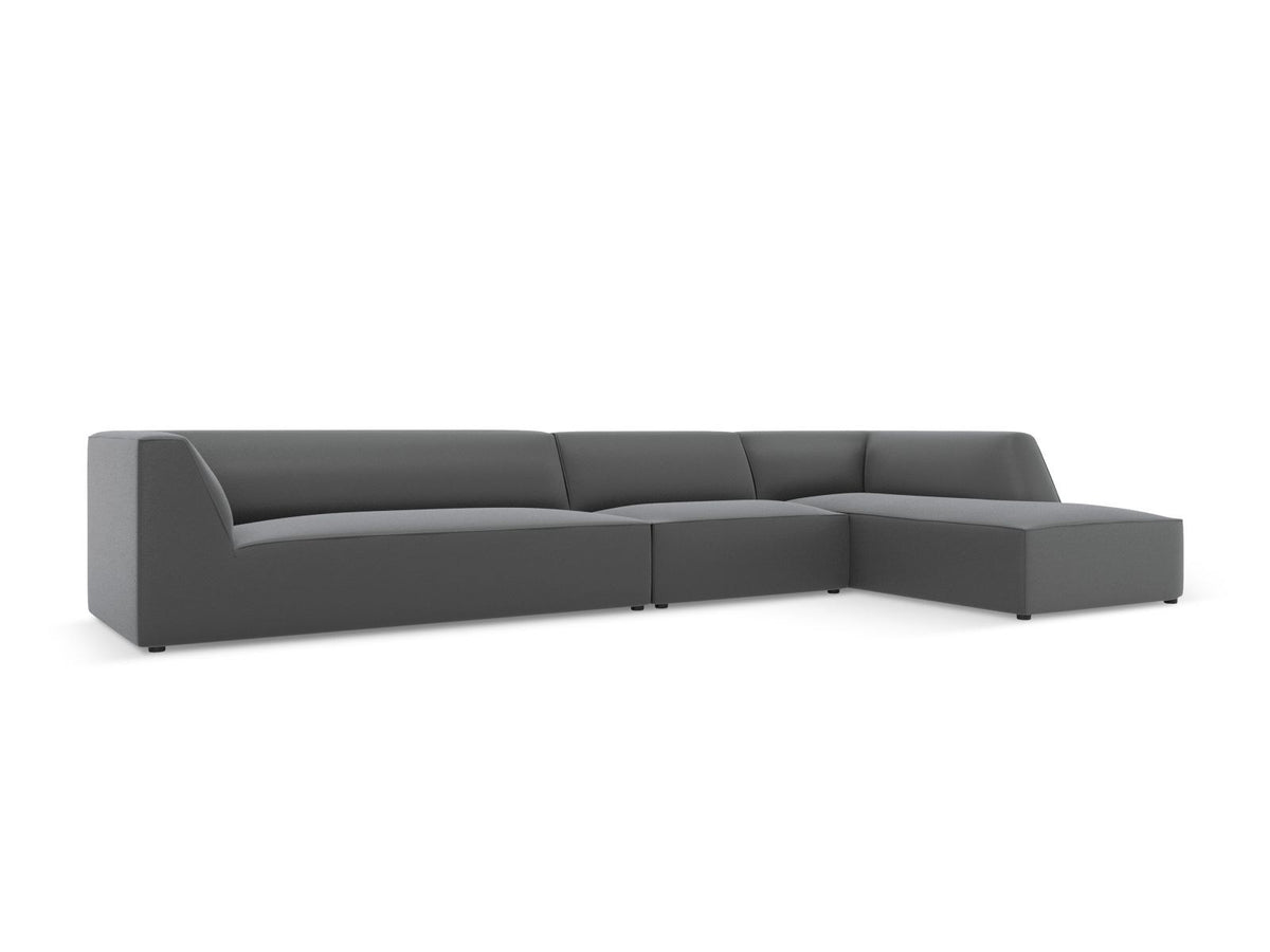 Modulares Ecksofa Siena mit Kunstlederbezug in Light Beige, rechte Ausrichtung, 5-Sitzer Form mit Récamiere und Kunststoffbeinen.