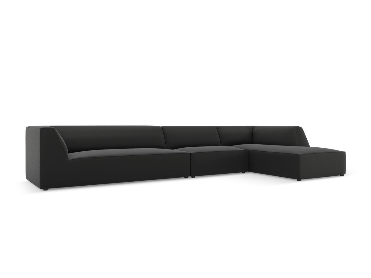 Modulares Ecksofa Siena mit Kunstlederbezug in Light Beige, rechte Ausrichtung, 5-Sitzer Form mit Récamiere und Kunststoffbeinen.