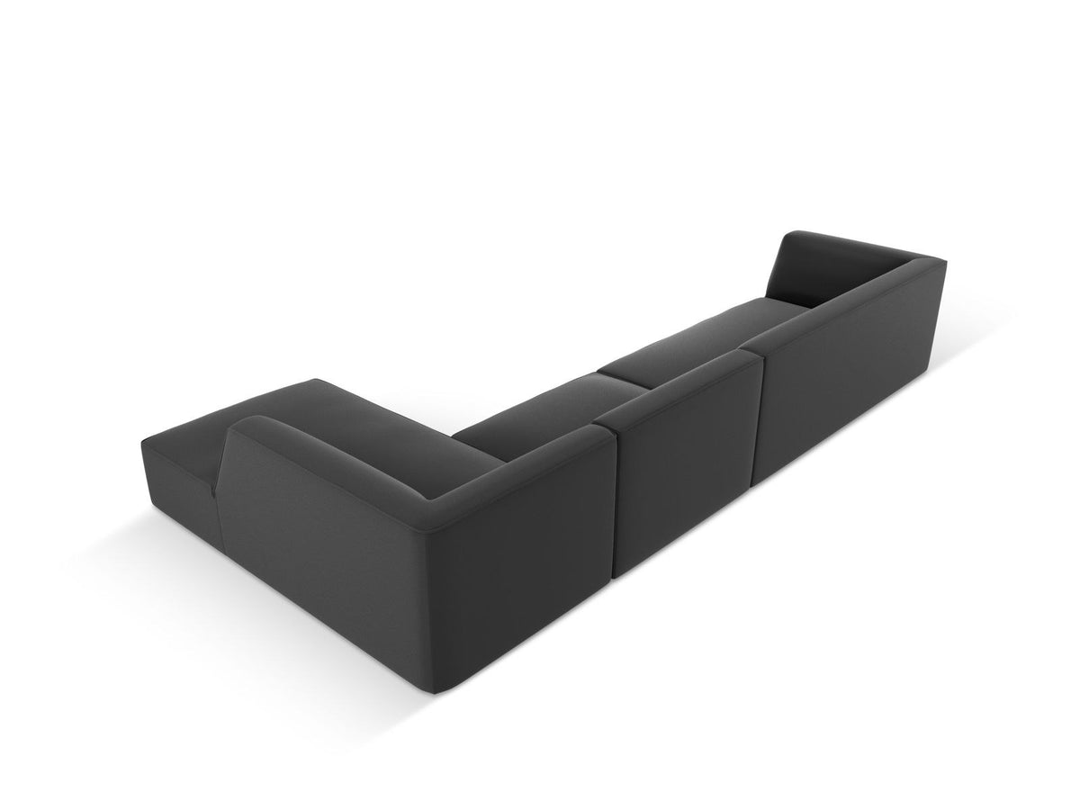 Modulares Ecksofa Siena mit Kunstlederbezug in Light Beige, rechte Ausrichtung, 5-Sitzer Form mit Récamiere und Kunststoffbeinen.