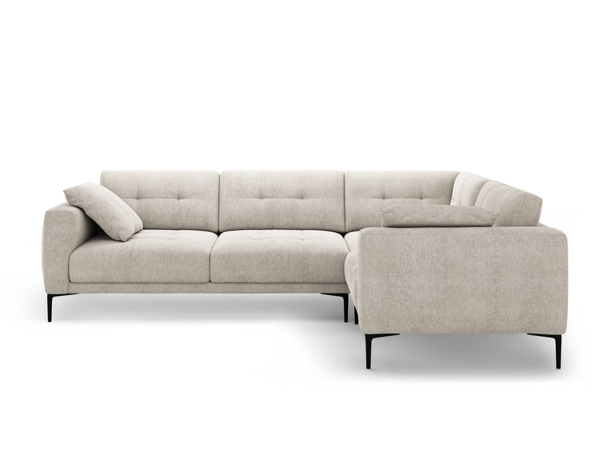 Ecksofa Lazio rechts mit Sorella-Stoff in Dunkelblau, Massivholzrahmen, schwarzen Metallbeinen und Récamiere in 4-Sitzer-Ausführung.