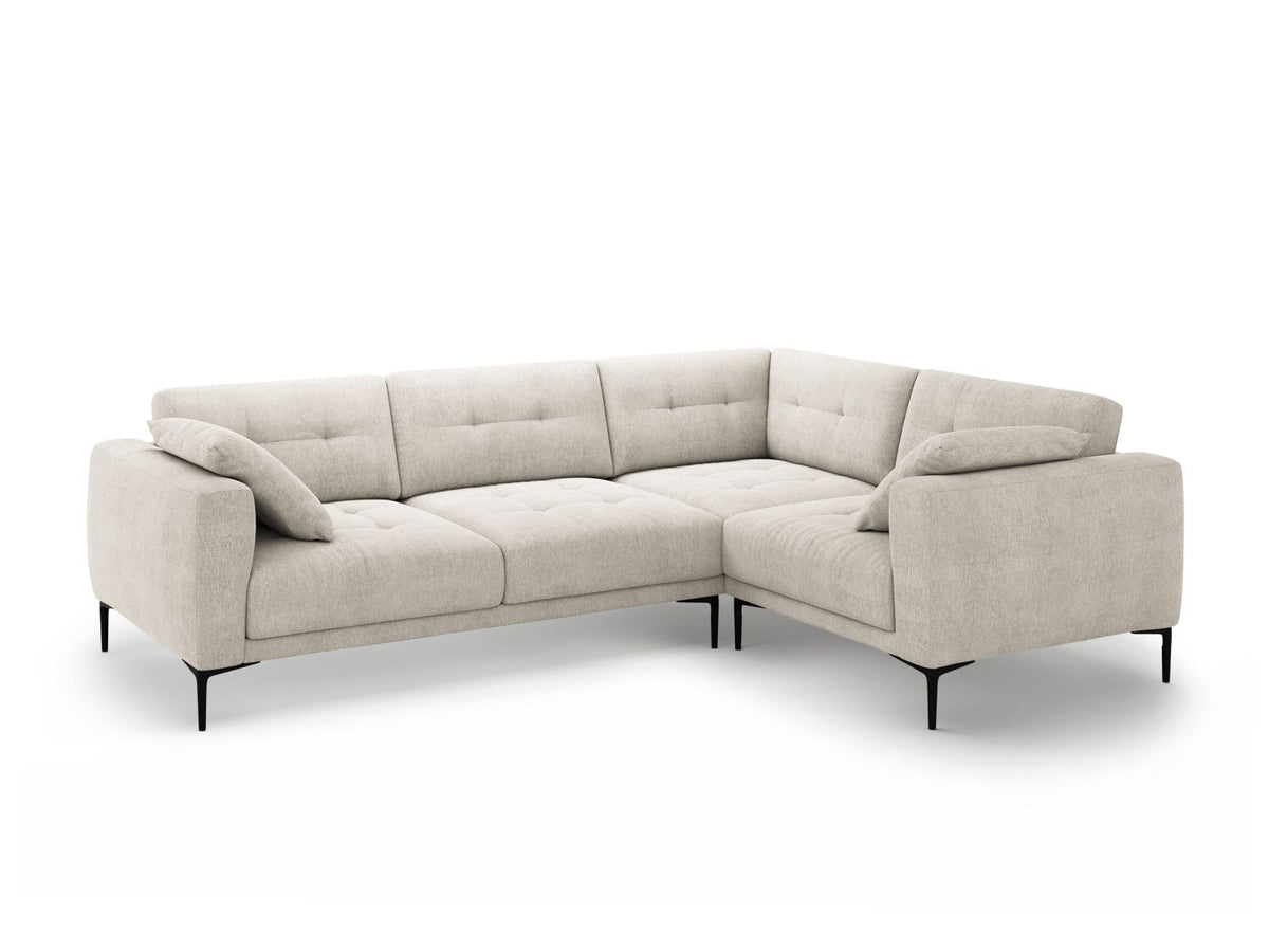 Ecksofa Lazio rechts mit Sorella-Stoff in Dunkelblau, Massivholzrahmen, schwarzen Metallbeinen und Récamiere in 4-Sitzer-Ausführung.