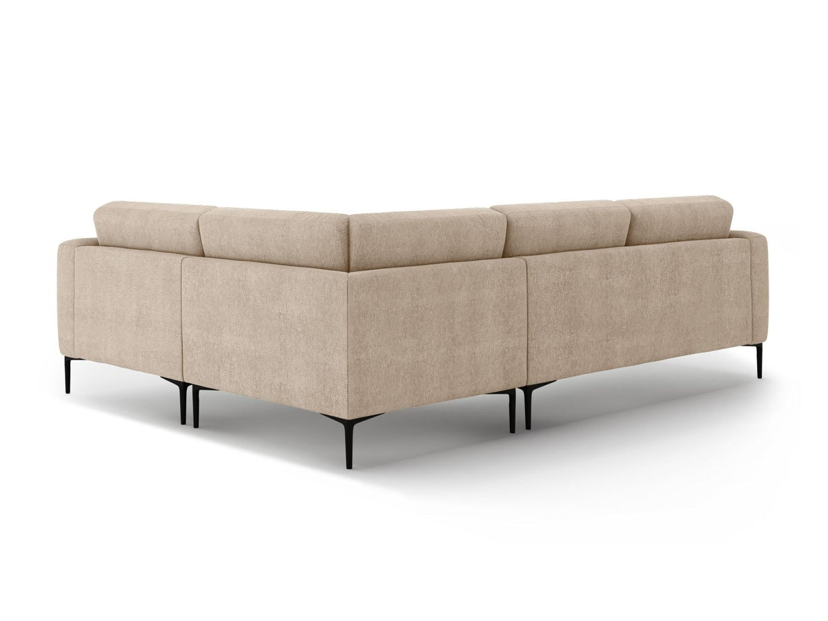 Ecksofa Lazio rechts mit Sorella-Stoff in Dunkelblau, Massivholzrahmen, schwarzen Metallbeinen und Récamiere in 4-Sitzer-Ausführung.