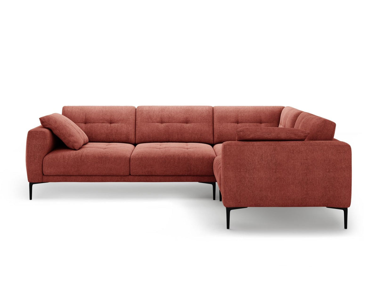 Ecksofa Lazio rechts mit Sorella-Stoff in Dunkelblau, Massivholzrahmen, schwarzen Metallbeinen und Récamiere in 4-Sitzer-Ausführung.