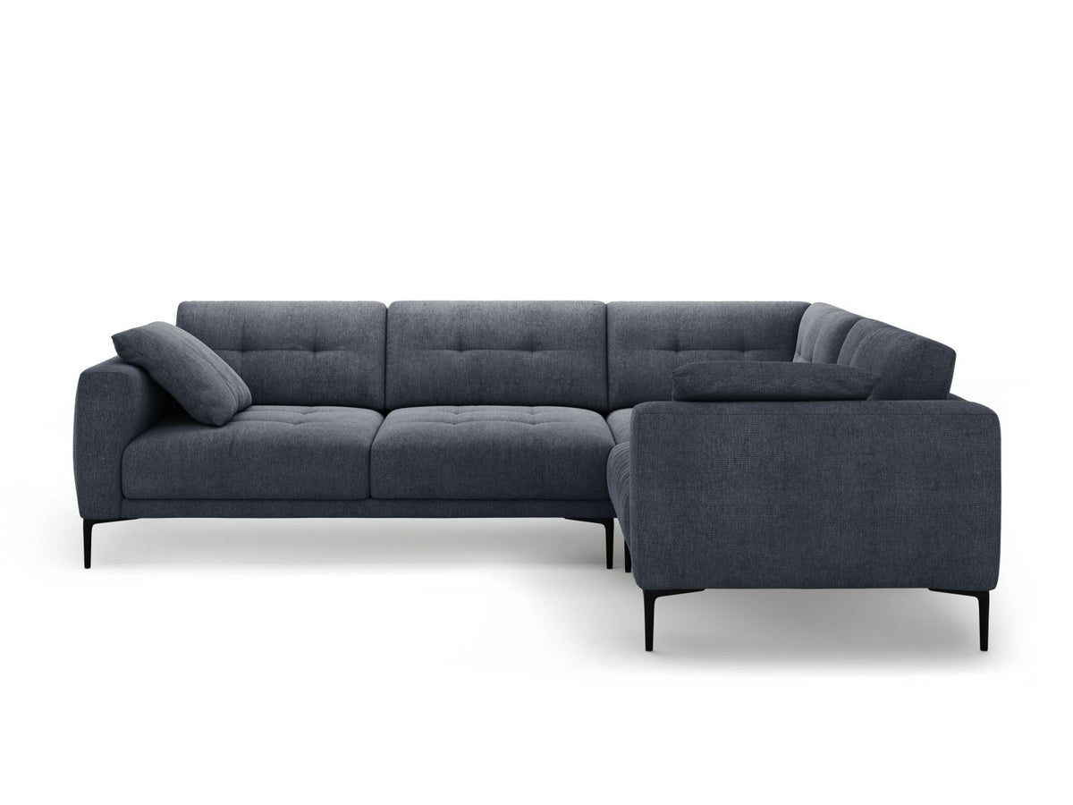 Ecksofa Lazio rechts mit Sorella-Stoff in Dunkelblau, Massivholzrahmen, schwarzen Metallbeinen und Récamiere in 4-Sitzer-Ausführung.