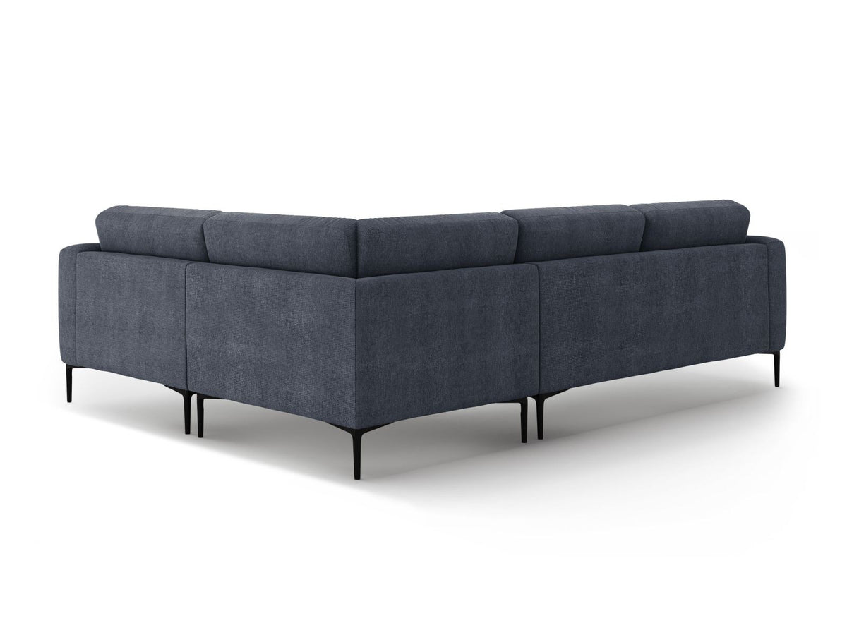 Ecksofa Lazio rechts mit Sorella-Stoff in Dunkelblau, Massivholzrahmen, schwarzen Metallbeinen und Récamiere in 4-Sitzer-Ausführung.