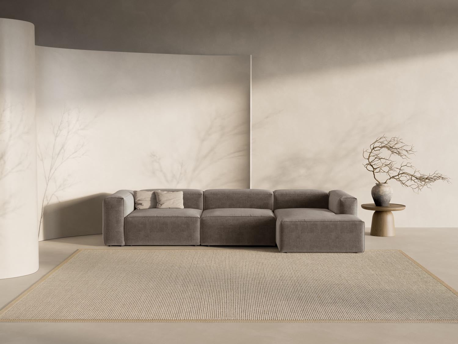 Entdecken Sie das elegante Bergamo Modular Ecksofa rechts 4 Sitzer von Cosmopolitan Design – perfekt für Ihr modernes Wohnzimmer und gemütliche Abende!