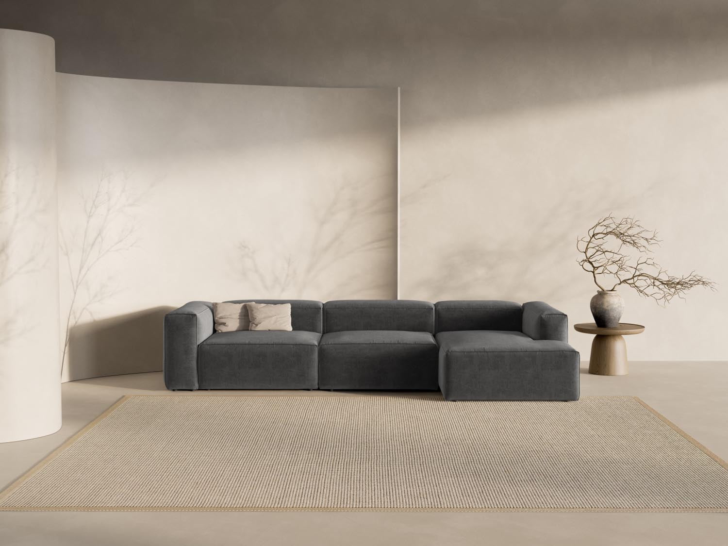 Entdecken Sie das elegante Bergamo Modular Ecksofa rechts 4 Sitzer von Cosmopolitan Design – perfekt für Ihr modernes Wohnzimmer und gemütliche Abende!