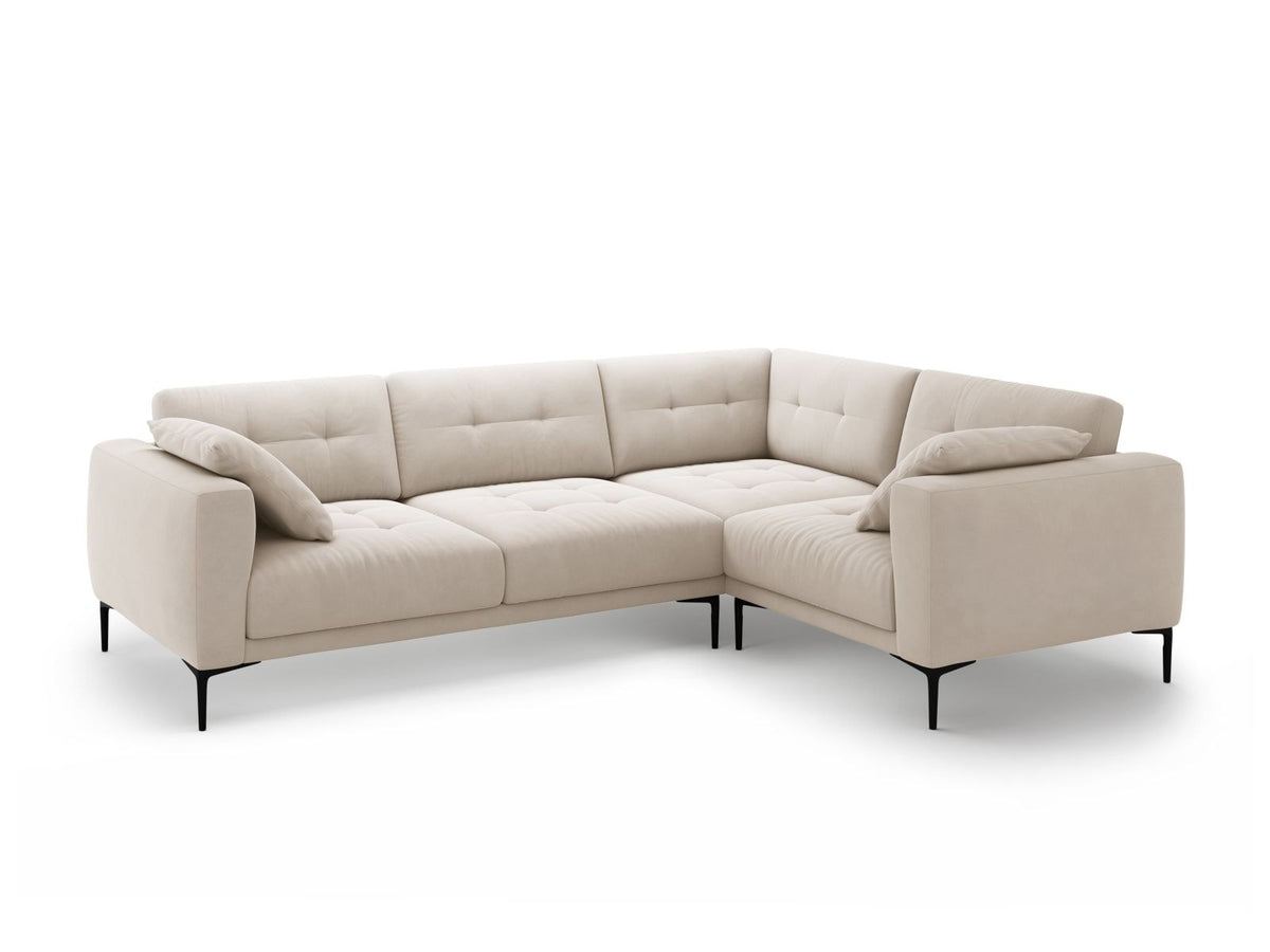 Beiges Samtsofa Lazio mit Récamiere rechts, schwarzen Metallbeinen und Massivholzrahmen, 4-Sitzer, 194 cm tief, von Cosmopolitan Design.