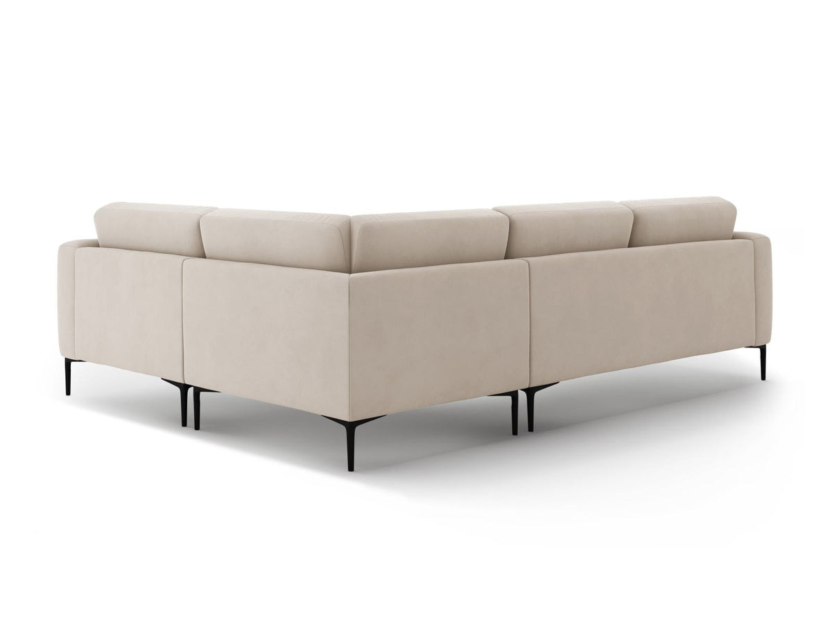 Beiges Samtsofa Lazio mit Récamiere rechts, schwarzen Metallbeinen und Massivholzrahmen, 4-Sitzer, 194 cm tief, von Cosmopolitan Design.