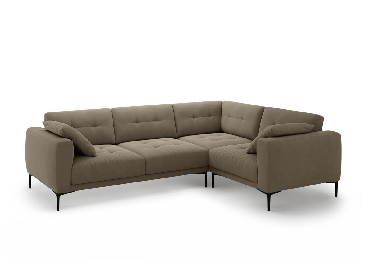 Beiges Samtsofa Lazio mit Récamiere rechts, schwarzen Metallbeinen und Massivholzrahmen, 4-Sitzer, 194 cm tief, von Cosmopolitan Design.