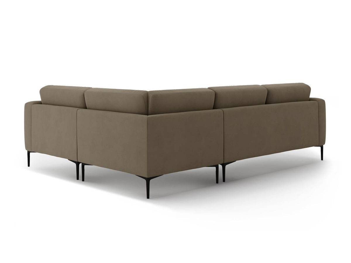 Beiges Samtsofa Lazio mit Récamiere rechts, schwarzen Metallbeinen und Massivholzrahmen, 4-Sitzer, 194 cm tief, von Cosmopolitan Design.
