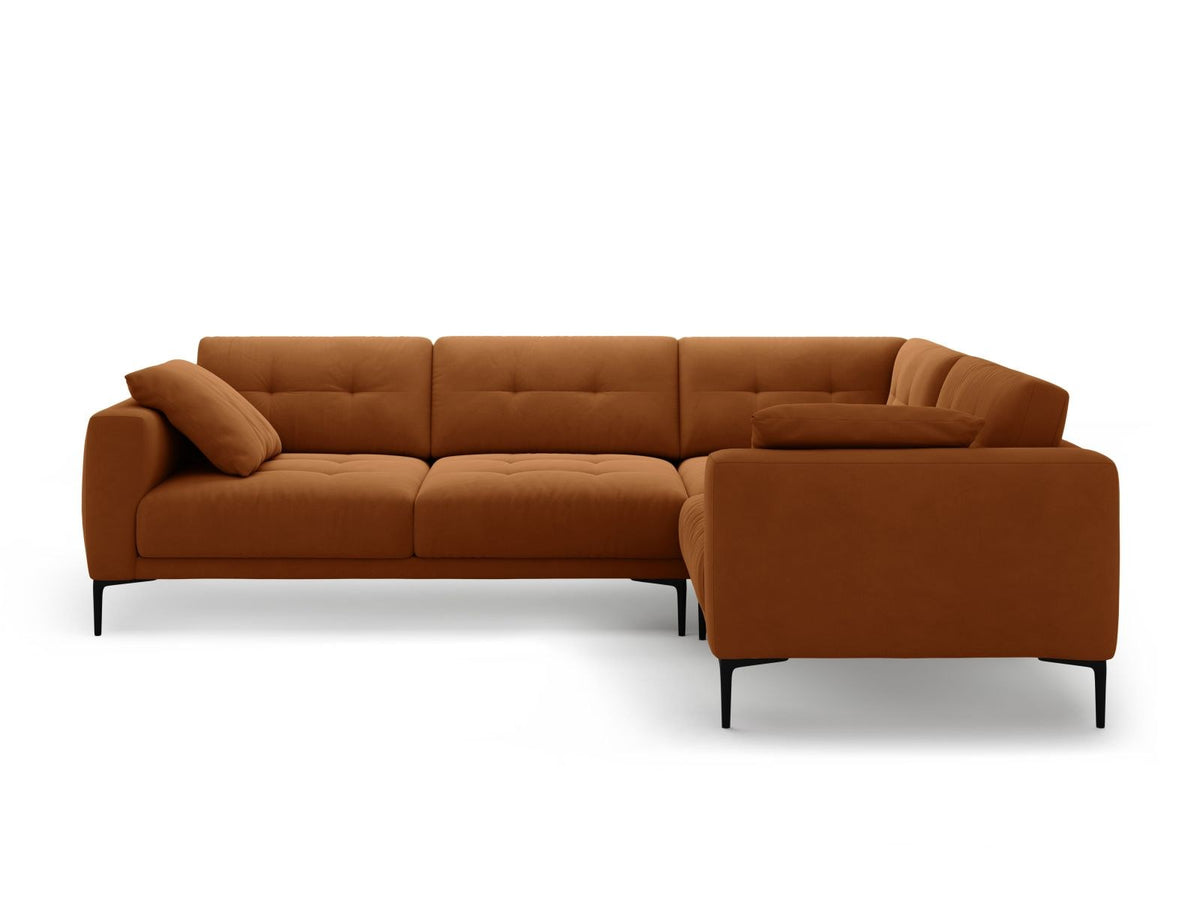 Beiges Samtsofa Lazio mit Récamiere rechts, schwarzen Metallbeinen und Massivholzrahmen, 4-Sitzer, 194 cm tief, von Cosmopolitan Design.