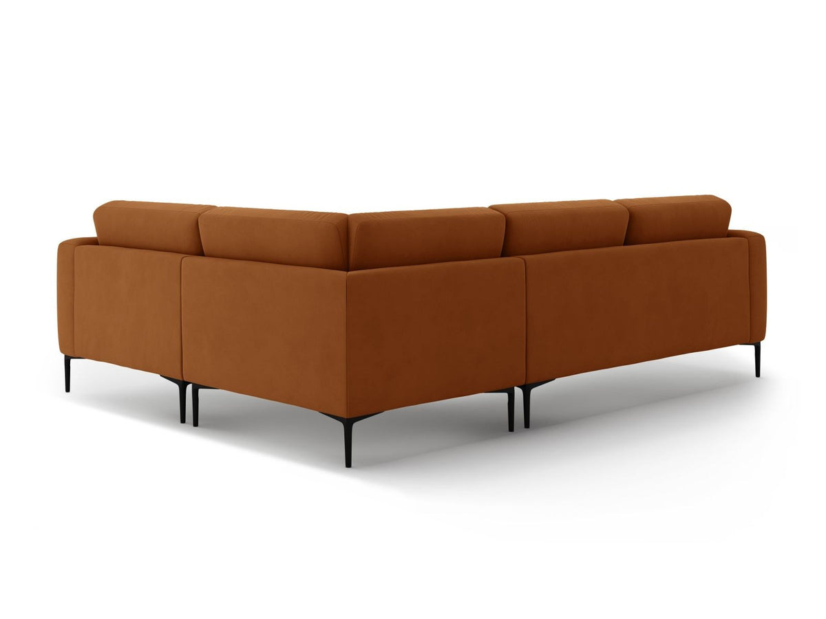 Beiges Samtsofa Lazio mit Récamiere rechts, schwarzen Metallbeinen und Massivholzrahmen, 4-Sitzer, 194 cm tief, von Cosmopolitan Design.