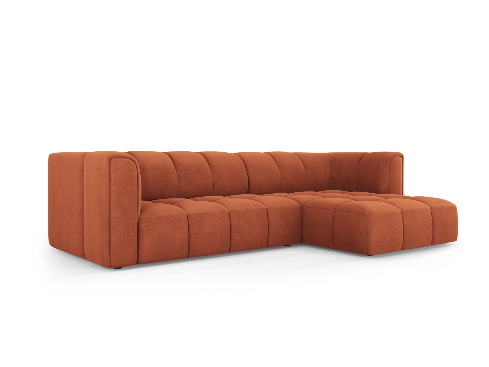 Modernes 3-Sitzer Ecksofa Moritz in stilvollem Orange, ideal für gemütliche Wohnzimmer, präsentiert von Cosmopolitan Design.