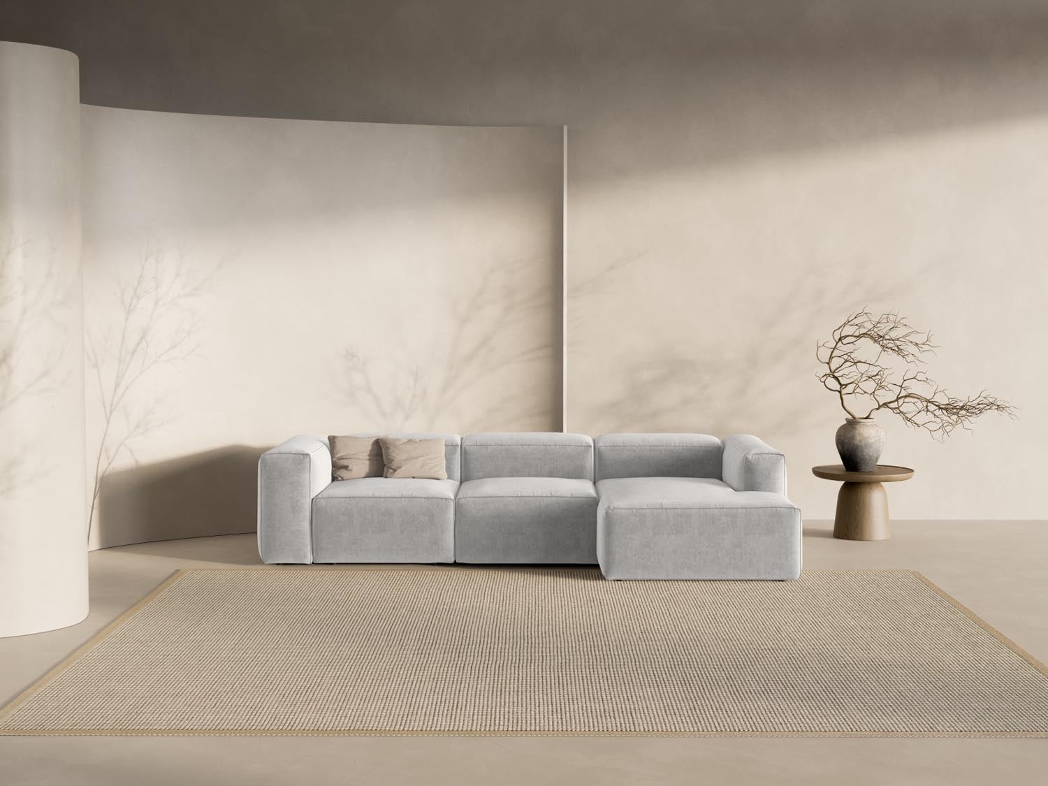 Entdecken Sie das Bergamo Modular Ecksofa rechts von Cosmopolitan Design – ein elegantes 3-Sitzer Sofa, das modernen Stil und höchsten Komfort bietet.