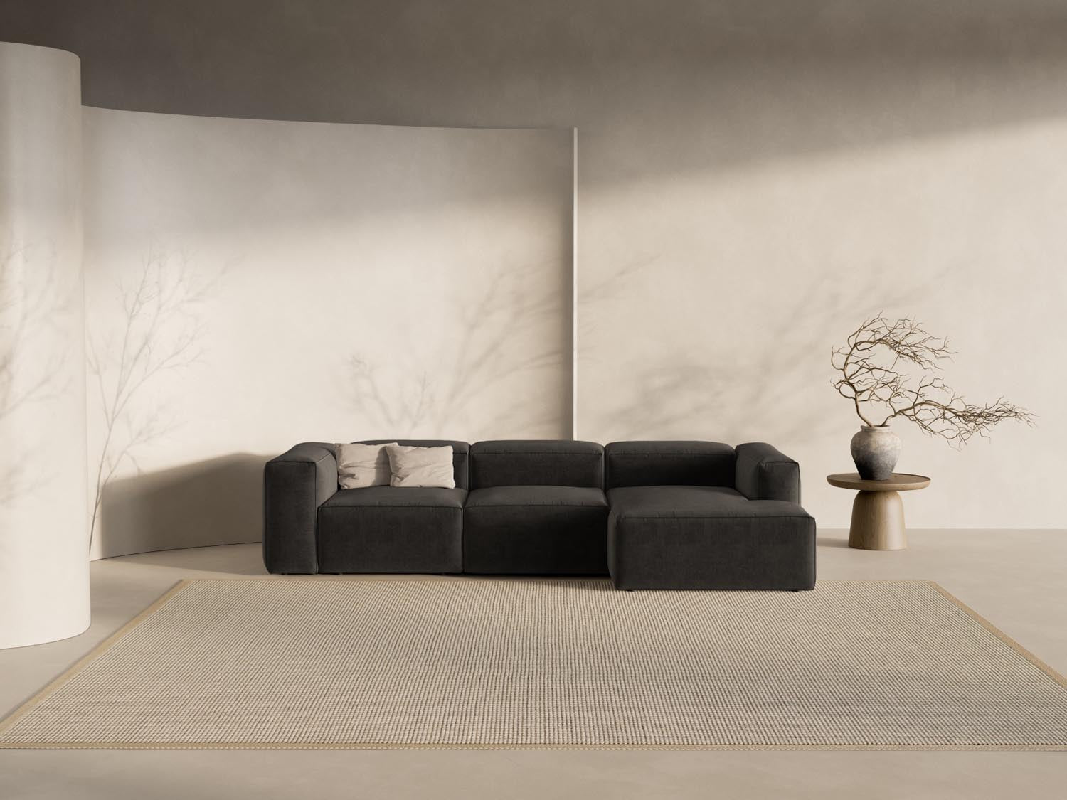 Entdecken Sie das Bergamo Modular Ecksofa rechts von Cosmopolitan Design – ein elegantes 3-Sitzer Sofa, das modernen Stil und höchsten Komfort bietet.