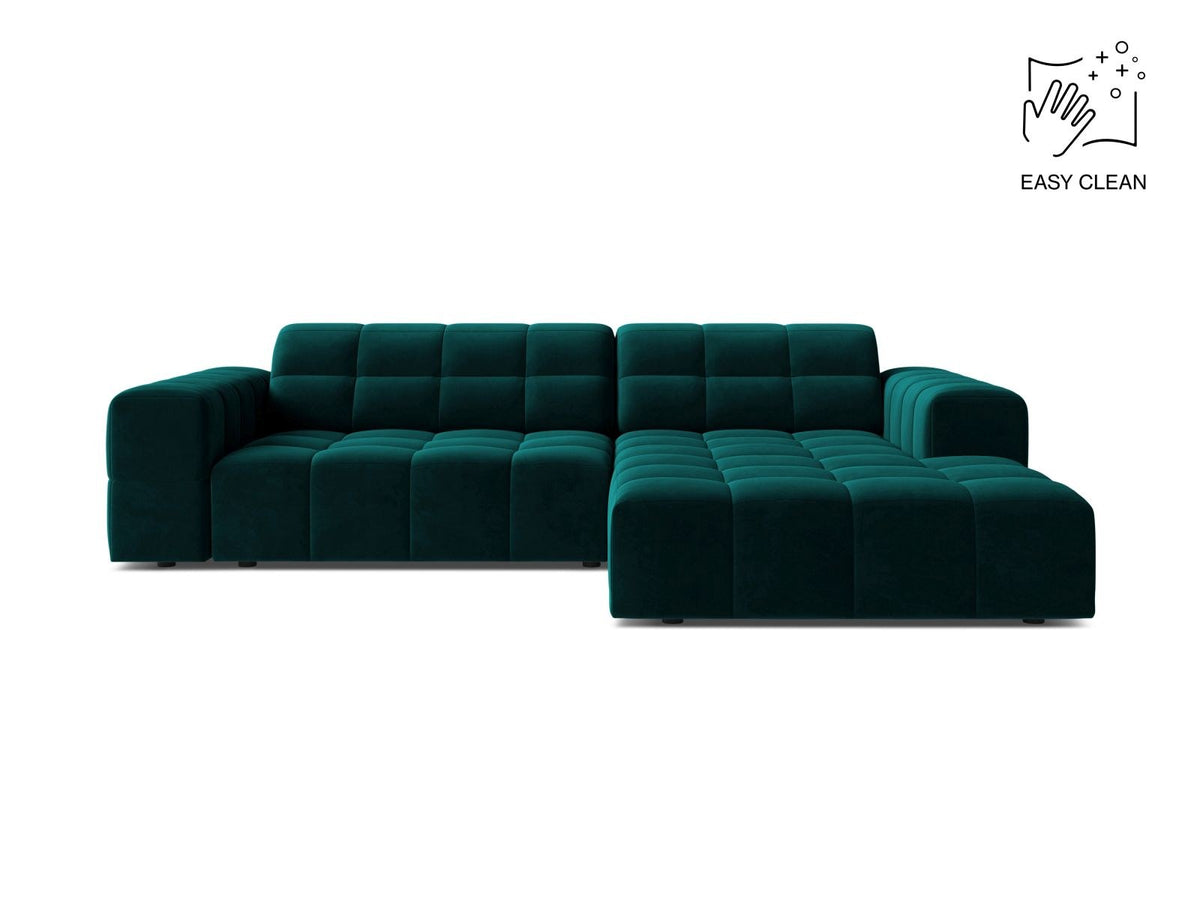 Chicago Samt-Ecksofa rechts 3-Sitzer in Light Beige-Venus mit Récamiere, Massivholzrahmen, schwarzen Kunststoffbeinen und plüschigem Samtbezug.