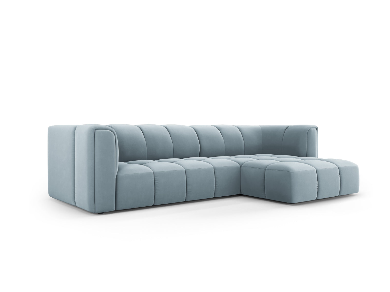 Elegantes 3-Sitzer Ecksofa Moritz in sanftem Light Blue-Bluvel, ideal für stilvolle Wohnräume, präsentiert von Cosmopolitan Design.