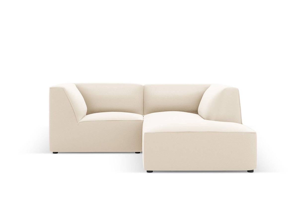Modulares Ecksofa rechts mit Kunstlederbezug in Light Brown, Sitzfläche und Récamiere sichtbar, schwarze Kunststoffbeine, urbanes Design.