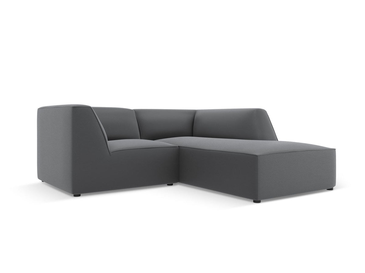 Modulares Ecksofa rechts mit Kunstlederbezug in Light Brown, Sitzfläche und Récamiere sichtbar, schwarze Kunststoffbeine, urbanes Design.