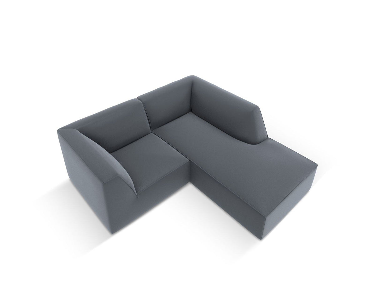 Modulares Ecksofa rechts mit Kunstlederbezug in Light Brown, Sitzfläche und Récamiere sichtbar, schwarze Kunststoffbeine, urbanes Design.