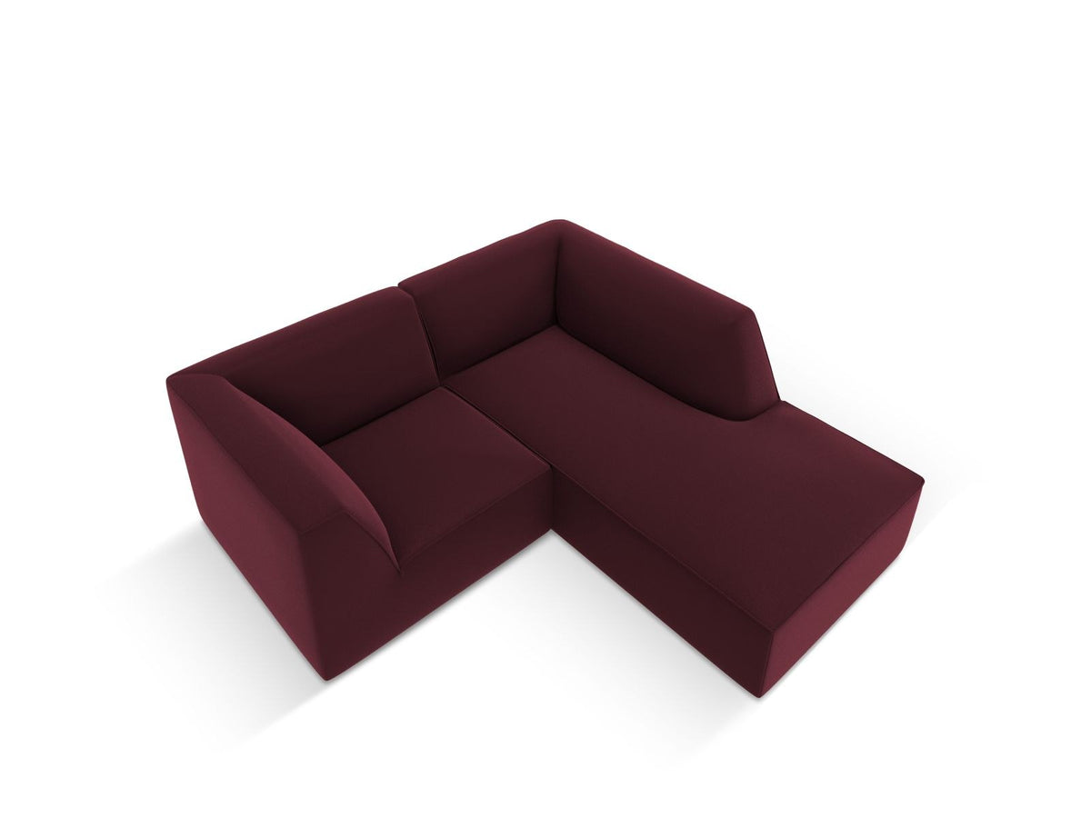 Modulares Ecksofa rechts mit Kunstlederbezug in Light Brown, Sitzfläche und Récamiere sichtbar, schwarze Kunststoffbeine, urbanes Design.