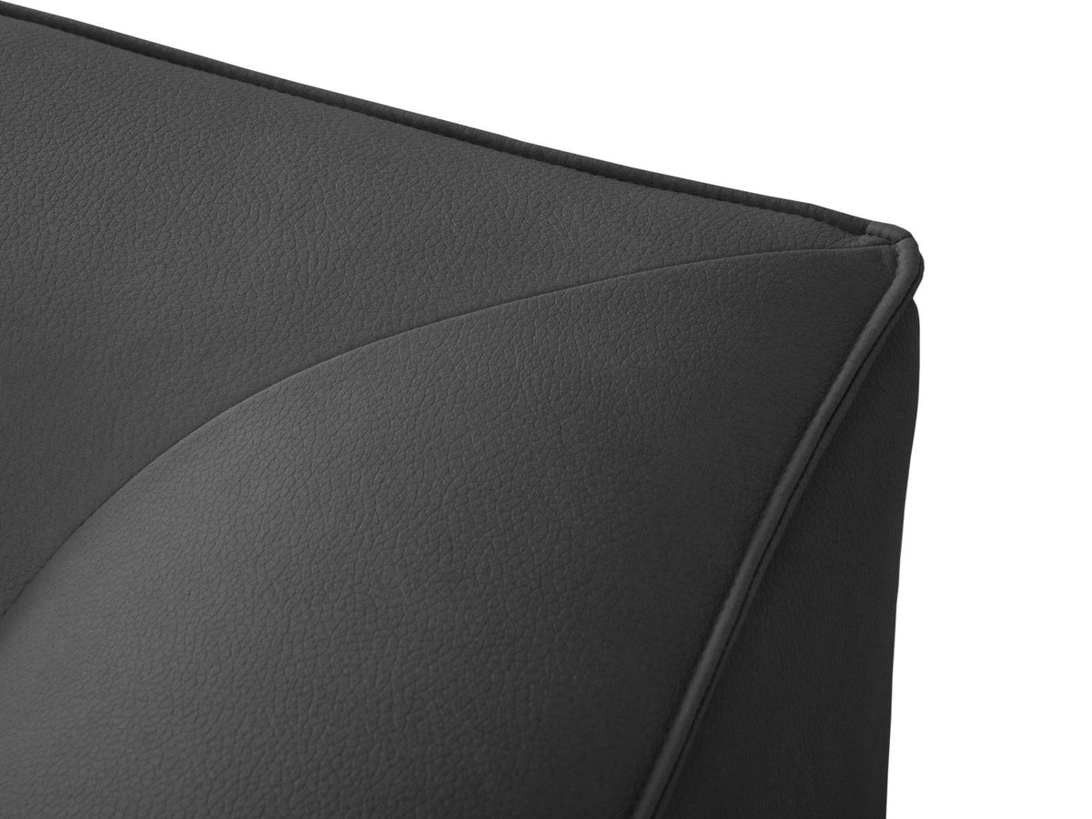 Modulares Ecksofa rechts mit Kunstlederbezug in Light Brown, Sitzfläche und Récamiere sichtbar, schwarze Kunststoffbeine, urbanes Design.