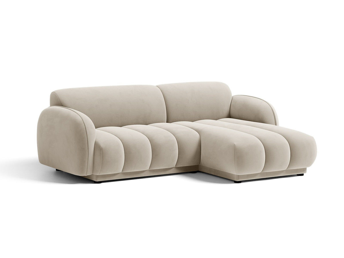 Bilbao Ecksofa rechts in Light Beige-Casino Samt, Massivholzrahmen, schwarze Kunststoffbeine, 3-Sitzer mit Récamiere, urbanes Design.