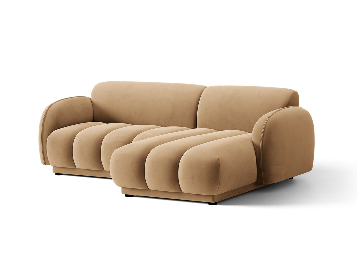 Bilbao Ecksofa rechts in Light Beige-Casino Samt, Massivholzrahmen, schwarze Kunststoffbeine, 3-Sitzer mit Récamiere, urbanes Design.