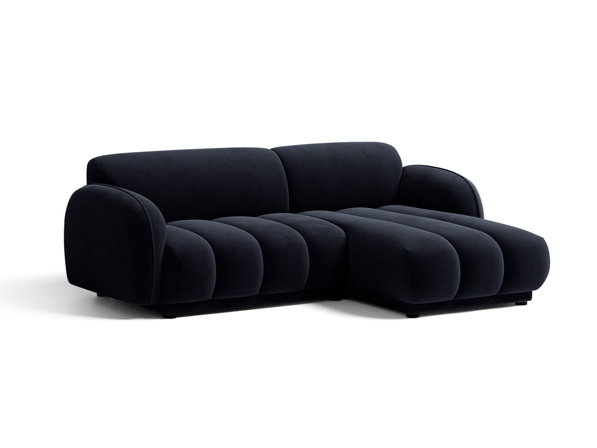 Bilbao Ecksofa rechts in Light Beige-Casino Samt, Massivholzrahmen, schwarze Kunststoffbeine, 3-Sitzer mit Récamiere, urbanes Design.