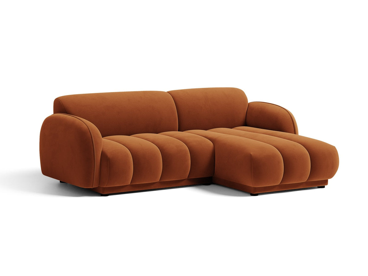 Bilbao Ecksofa rechts in Light Beige-Casino Samt, Massivholzrahmen, schwarze Kunststoffbeine, 3-Sitzer mit Récamiere, urbanes Design.