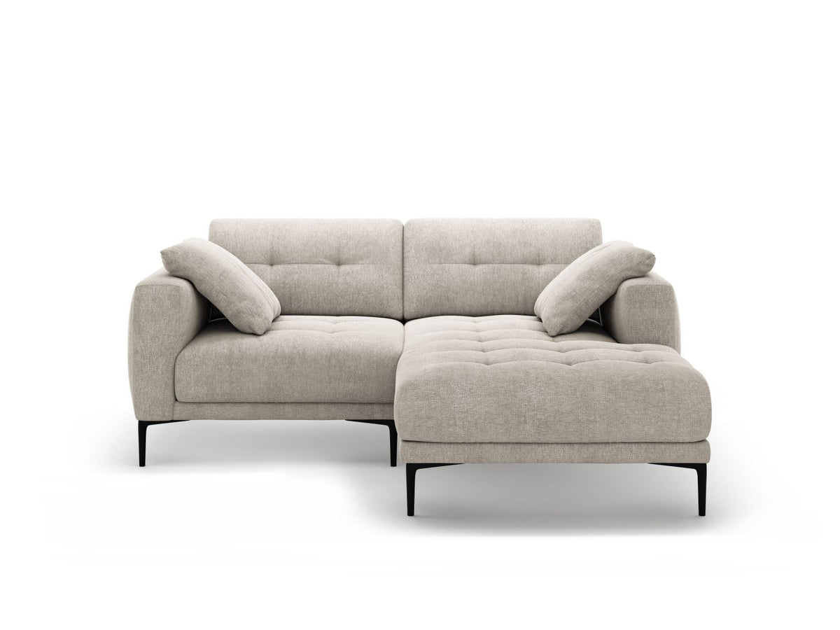 Ecksofa Lazio Rechts in Beige-Sorella mit Tweed-Bezugsstoff, schwarzen Metallbeinen und grosszügiger Récamiere, Massivholzrahmen sichtbar.