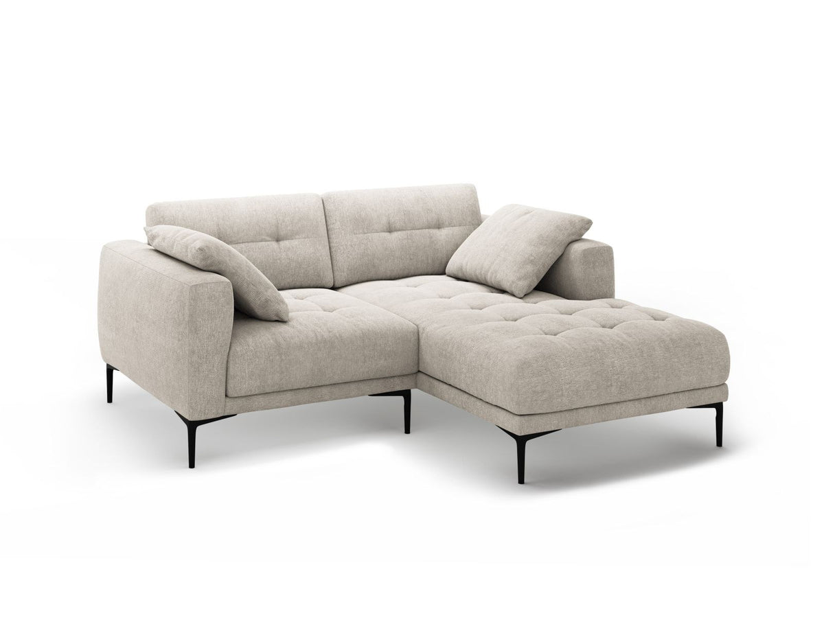 Ecksofa Lazio Rechts in Beige-Sorella mit Tweed-Bezugsstoff, schwarzen Metallbeinen und grosszügiger Récamiere, Massivholzrahmen sichtbar.