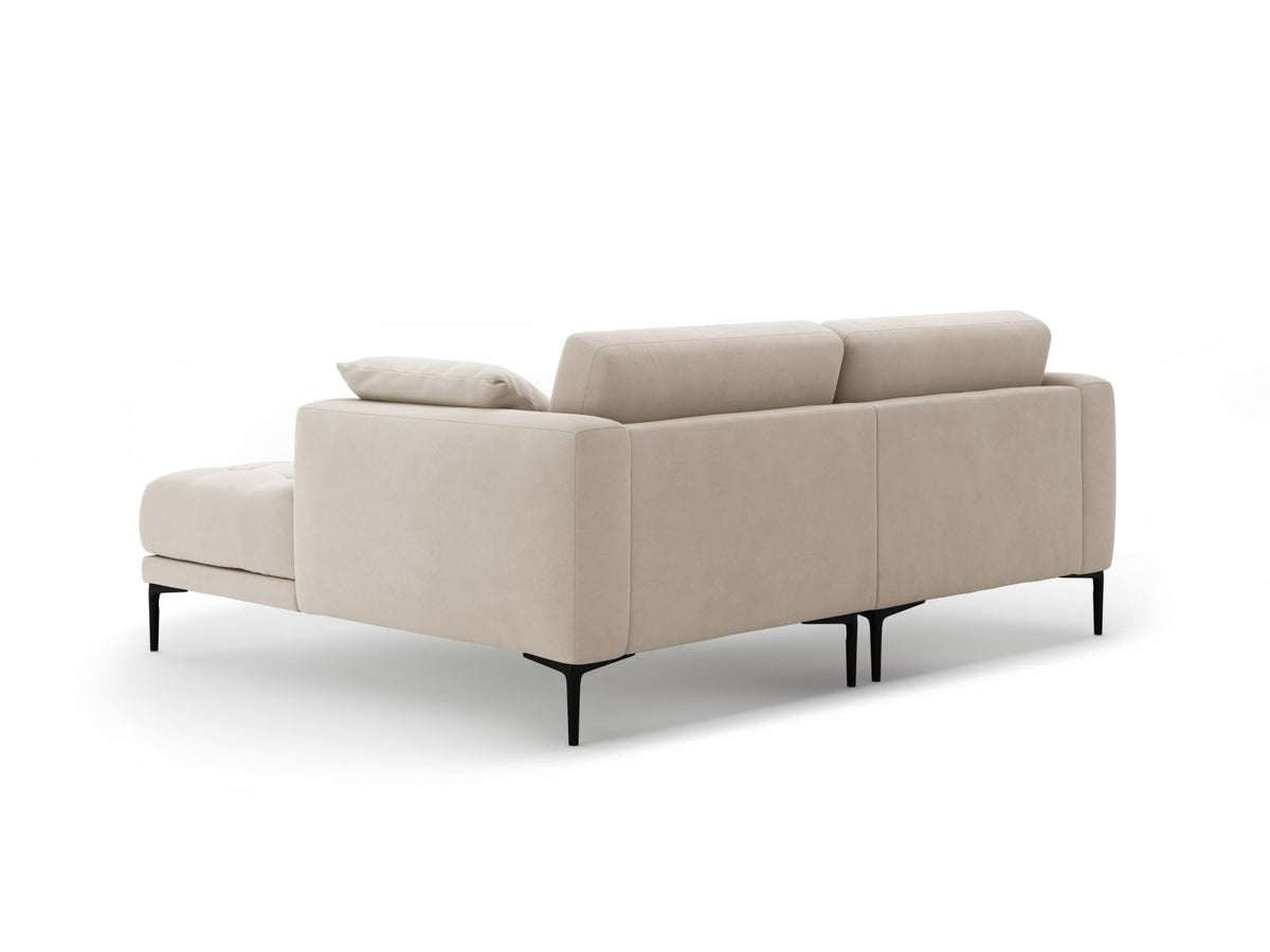 Samtsofa Lazio in Beige-Salvador mit schwarzen Metallbeinen, Récamiere rechts, Velours-Stoff und moderner Form für 2 Sitzer.