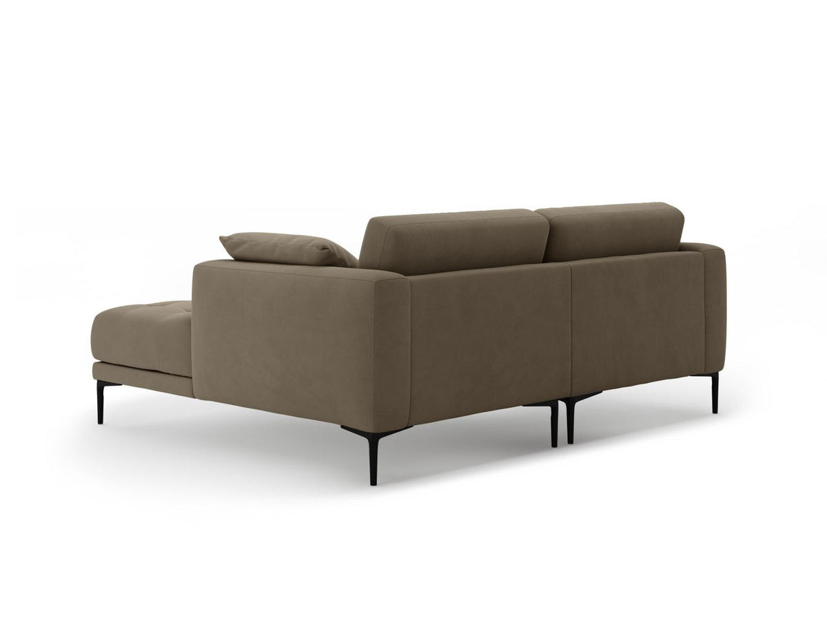 Samtsofa Lazio in Beige-Salvador mit schwarzen Metallbeinen, Récamiere rechts, Velours-Stoff und moderner Form für 2 Sitzer.