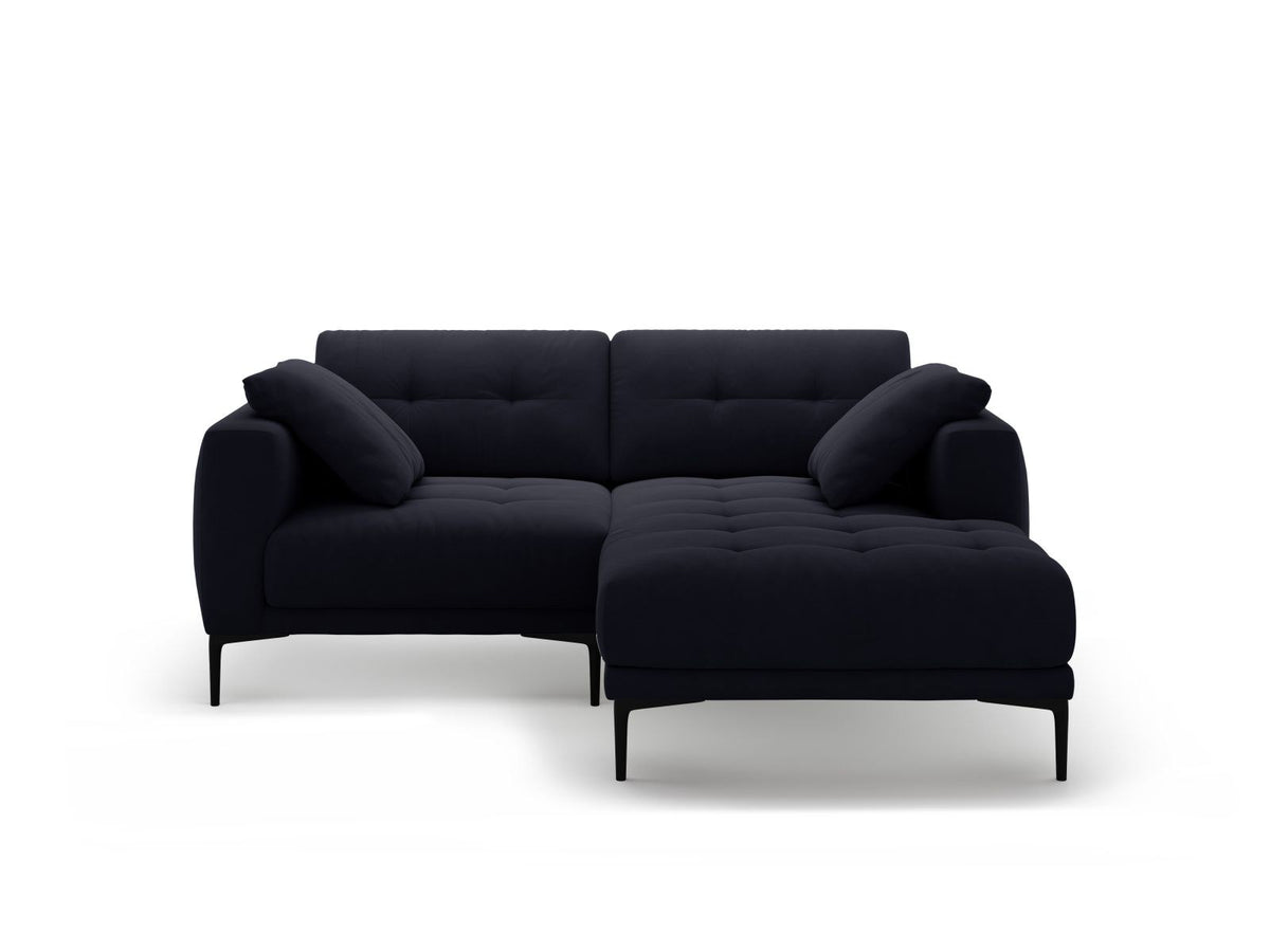 Samtsofa Lazio in Beige-Salvador mit schwarzen Metallbeinen, Récamiere rechts, Velours-Stoff und moderner Form für 2 Sitzer.