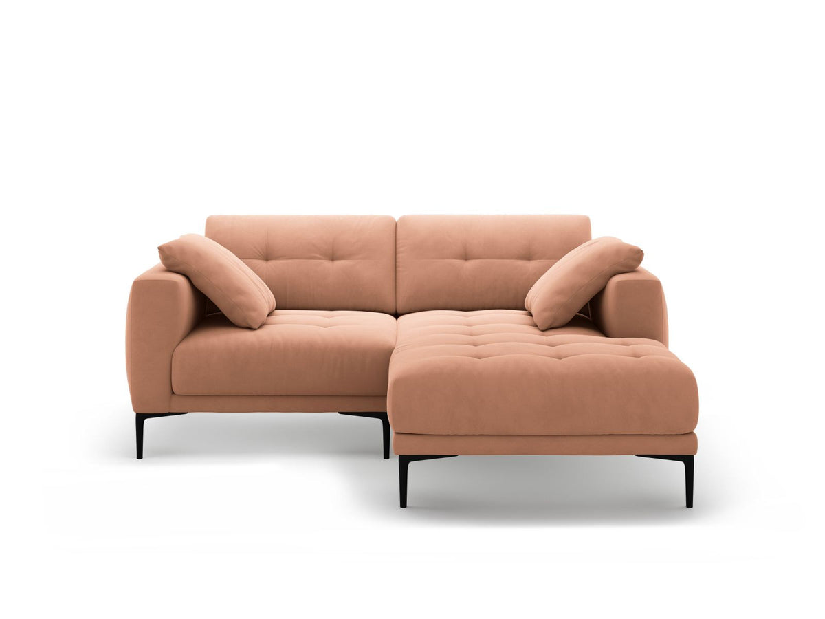 Samtsofa Lazio in Beige-Salvador mit schwarzen Metallbeinen, Récamiere rechts, Velours-Stoff und moderner Form für 2 Sitzer.