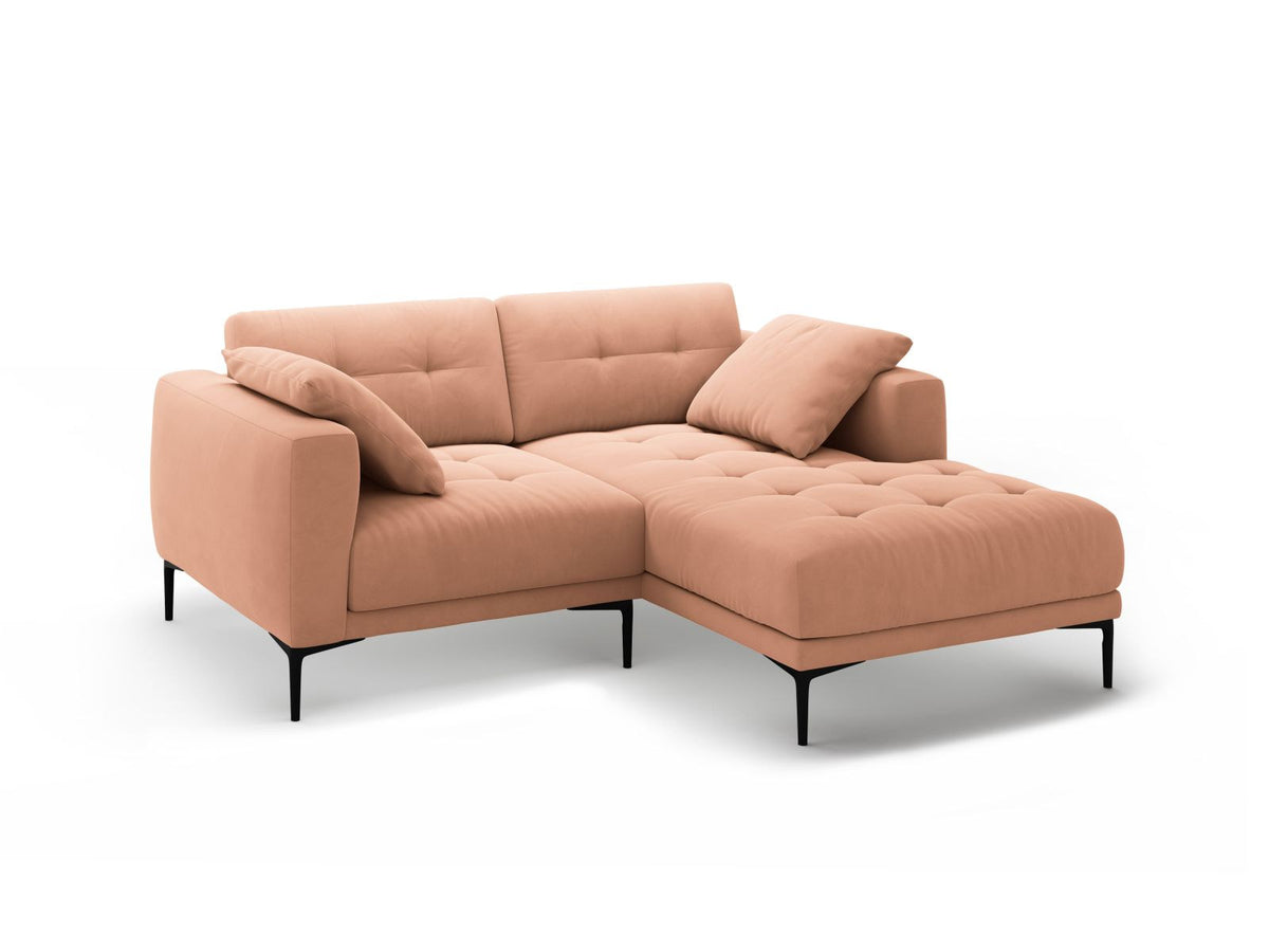 Samtsofa Lazio in Beige-Salvador mit schwarzen Metallbeinen, Récamiere rechts, Velours-Stoff und moderner Form für 2 Sitzer.
