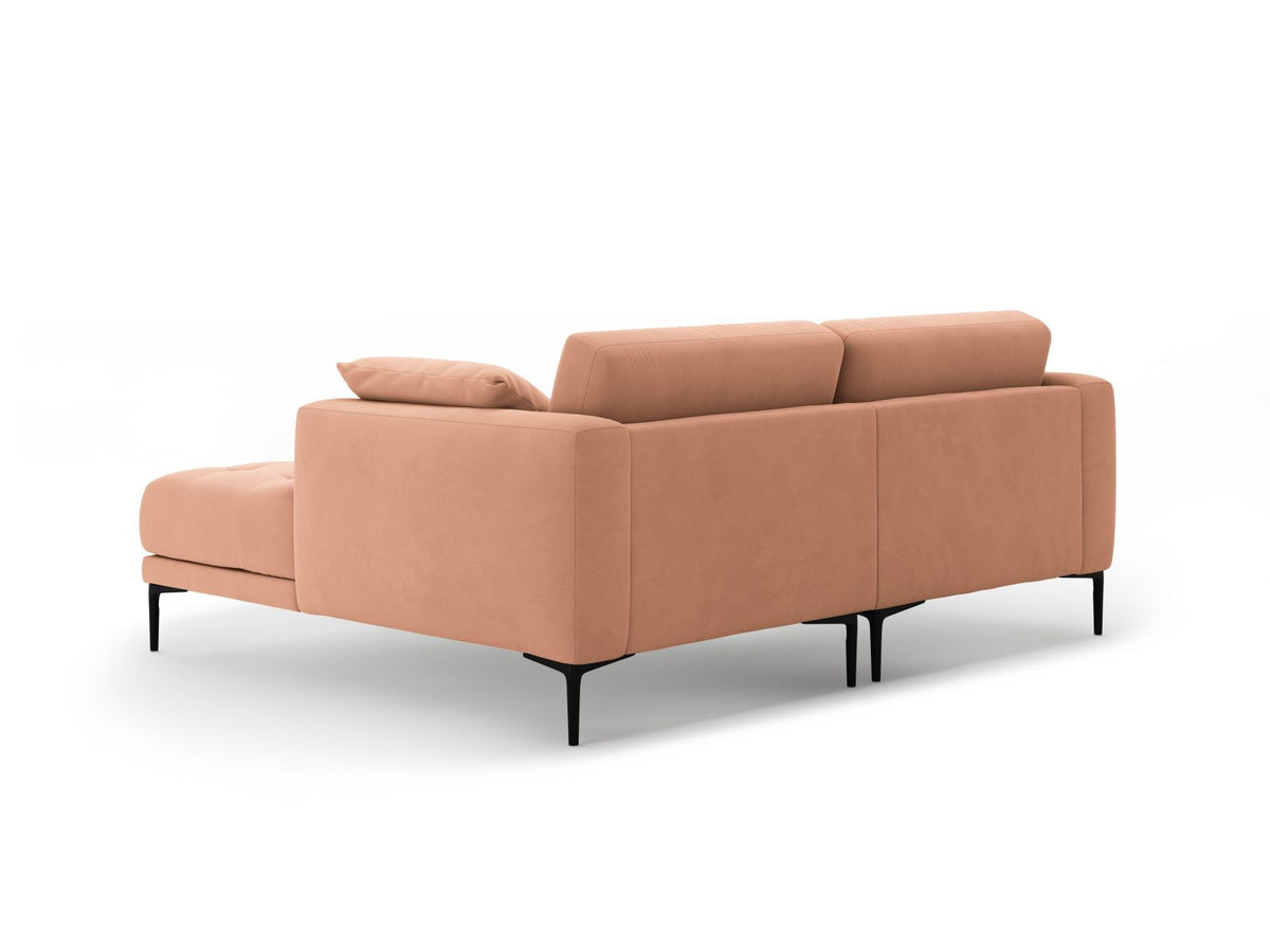 Samtsofa Lazio in Beige-Salvador mit schwarzen Metallbeinen, Récamiere rechts, Velours-Stoff und moderner Form für 2 Sitzer.
