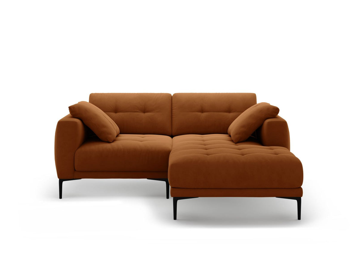 Samtsofa Lazio in Beige-Salvador mit schwarzen Metallbeinen, Récamiere rechts, Velours-Stoff und moderner Form für 2 Sitzer.
