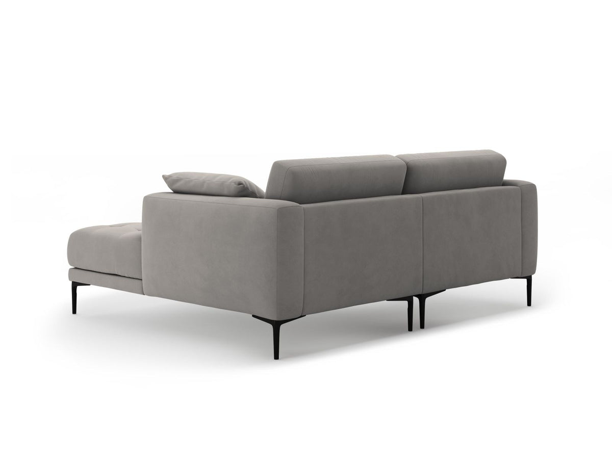 Samtsofa Lazio in Beige-Salvador mit schwarzen Metallbeinen, Récamiere rechts, Velours-Stoff und moderner Form für 2 Sitzer.