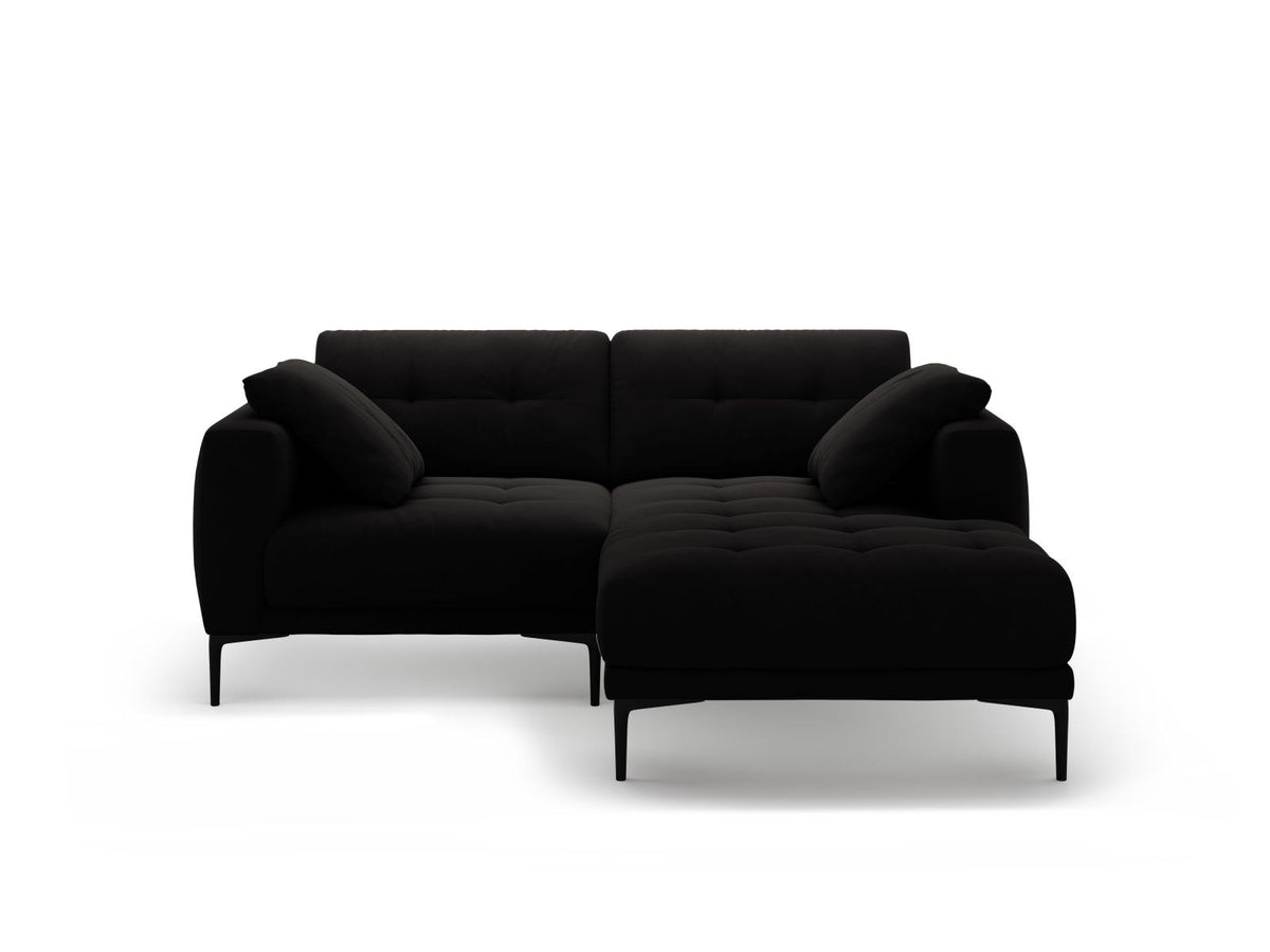 Samtsofa Lazio in Beige-Salvador mit schwarzen Metallbeinen, Récamiere rechts, Velours-Stoff und moderner Form für 2 Sitzer.