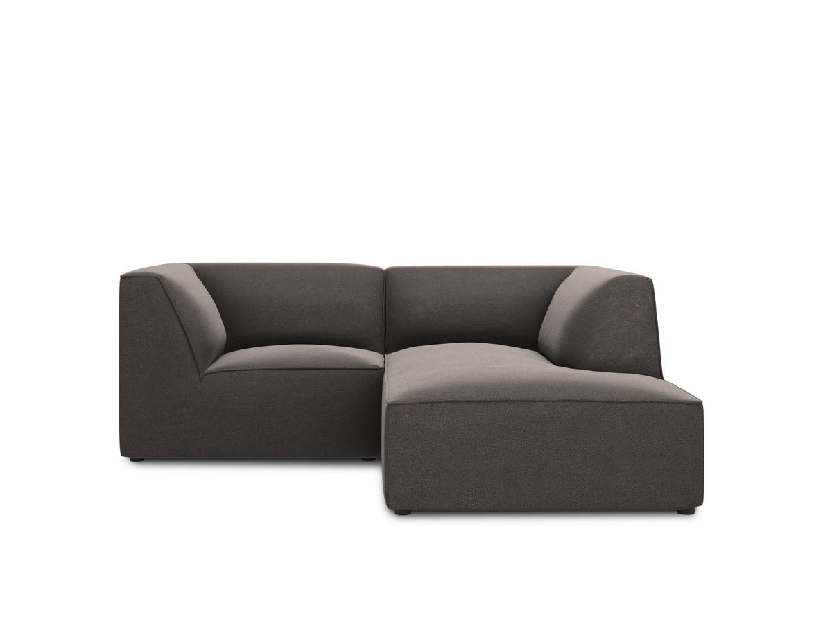 Modulares Ecksofa Siena in Beige-Salvador Samtstoff mit Récamiere, schwarzen Kunststoffbeinen und massivem Holzrahmen, rechts ausgerichtet.