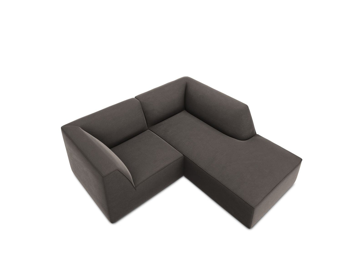 Modulares Ecksofa Siena in Beige-Salvador Samtstoff mit Récamiere, schwarzen Kunststoffbeinen und massivem Holzrahmen, rechts ausgerichtet.