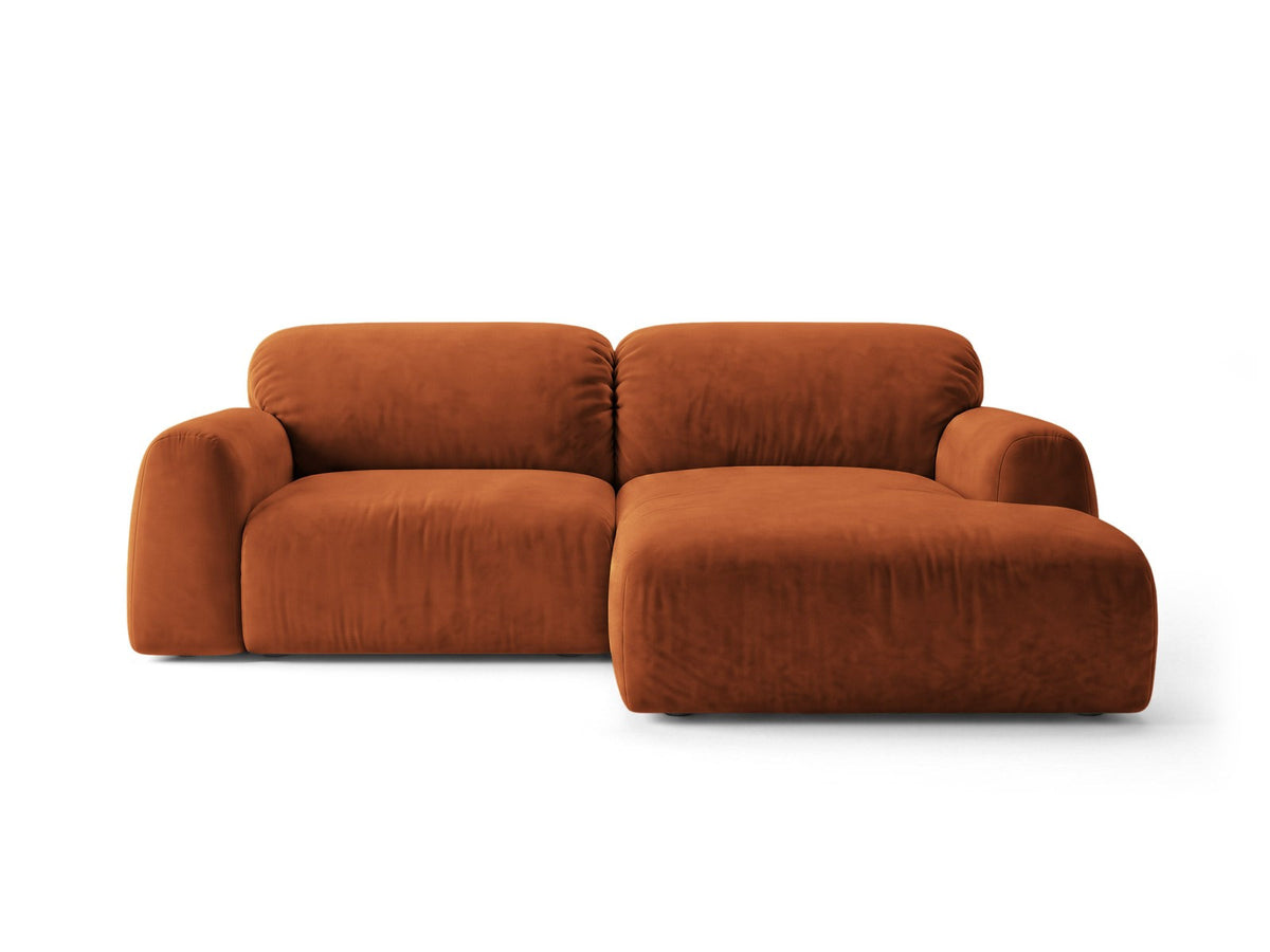 Ecksofa Milan rechts mit Récamiere, Bluvel-Bezug und schwarzen Kunststoffbeinen